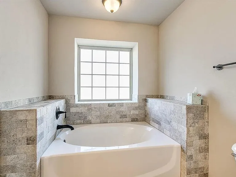 525 Talon Dr — Photo 26