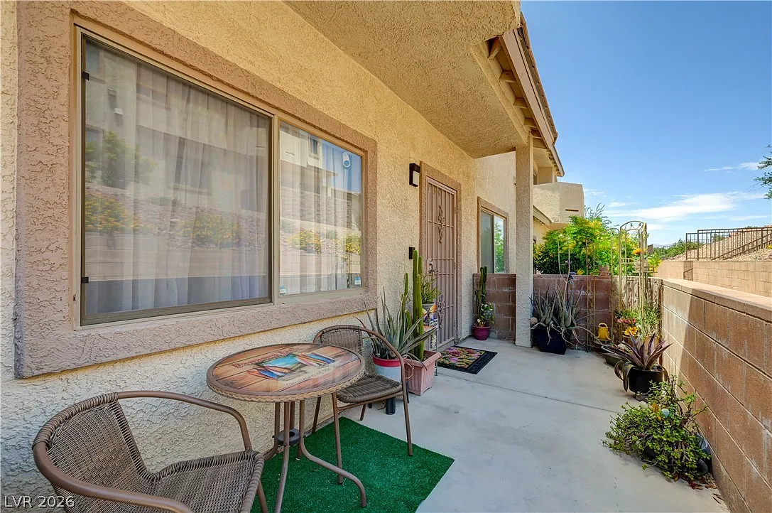 3 bed, 2.5 bath, 1826 sqft, $2,100 — Photo 3