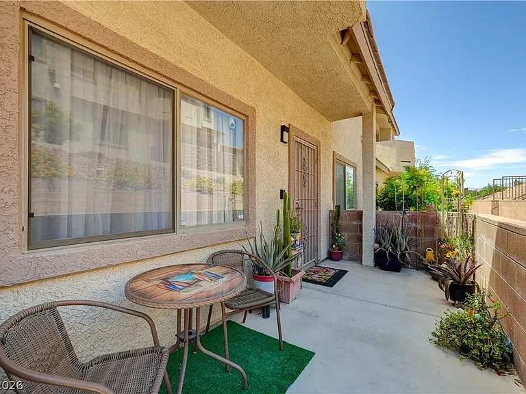 2050 Los Feliz St #183 — Photo 3