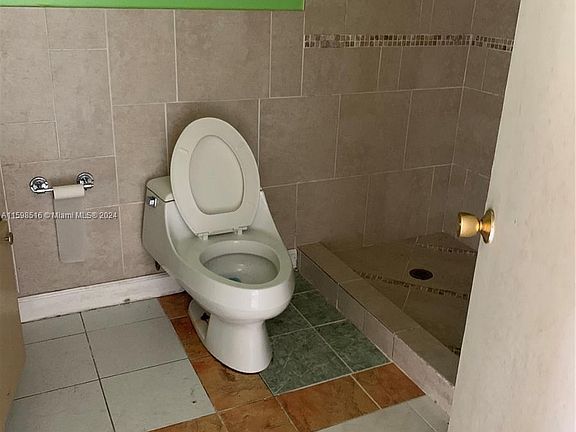 4th image of 1670 NE 191st St APT 212-3
