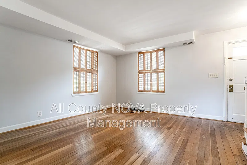 2 bed, 1.0 bath, 922 sqft, $2,400 — Photo 4