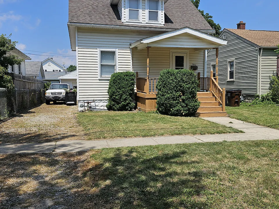 E Lorain St