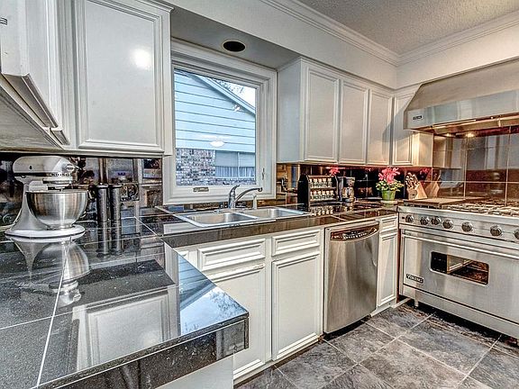 4th image of 8626 Cedarbrake Dr