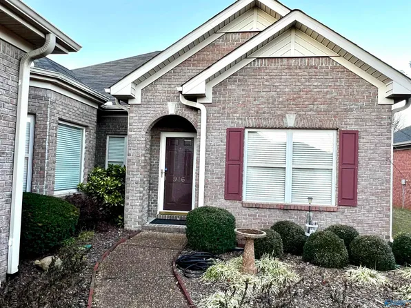 916 Village Ct SW, Decatur, AL 35603