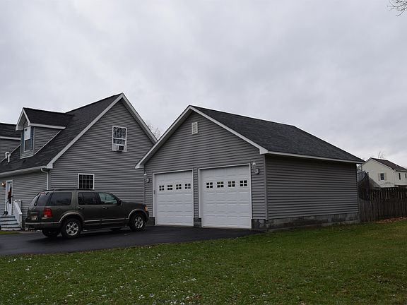 3rd image of 121 Patrician Ln