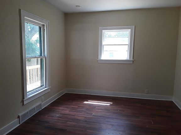 3rd image of 1218 E Dayton St