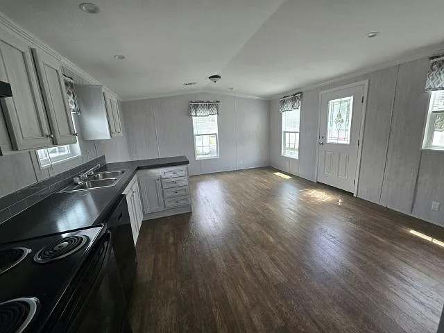 1 bed, 1.0 bath, 576 sqft, $1,750 — Photo 2