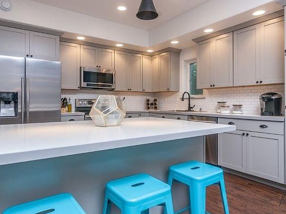 Kitchen with large island
