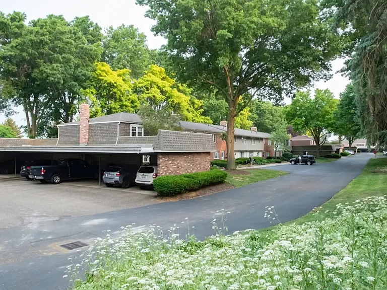 Bobolink Manor Apartments — Photo 1