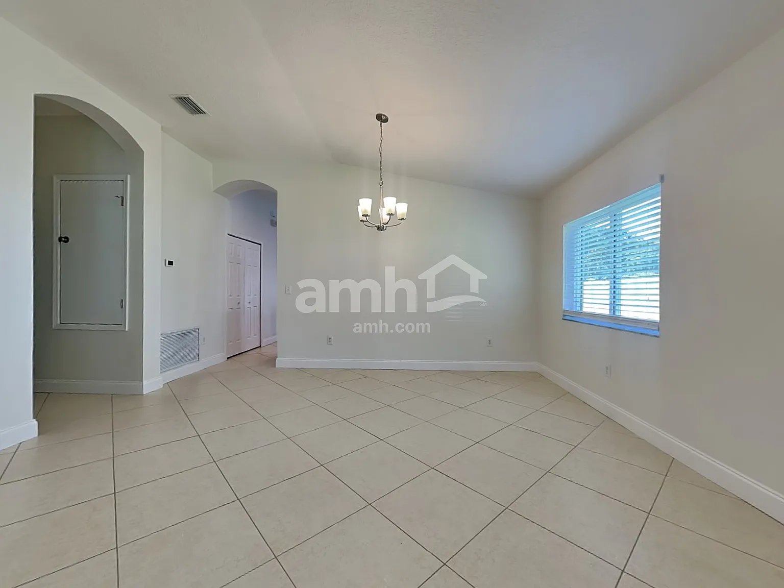 4 bed, 2.0 bath, 1996 sqft, $2,595 — Photo 4