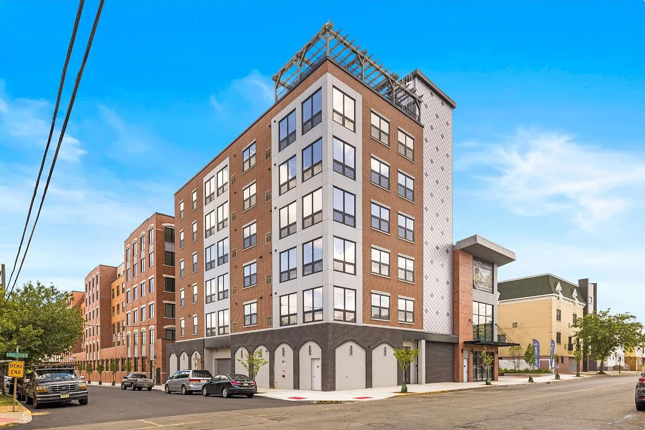 172 Avenue F — Photo 1