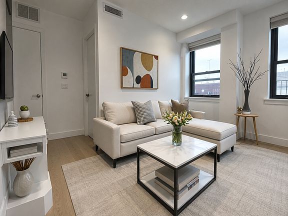 3rd image of 102 Norfolk St APT 4