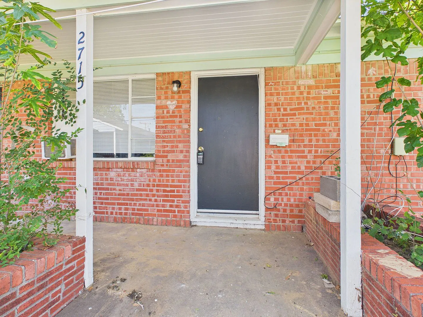 Charming 2 Bedroom, 1 Bathroom Duplex in Lawrence Park — Photo 2