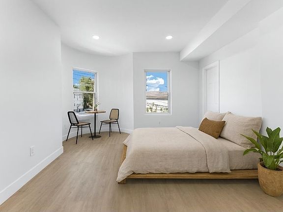 5th image of 437 Bramhall Ave
