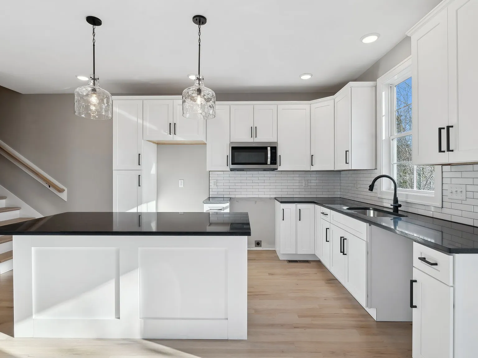 3 bed, 1742 sqft, $2,500 — Photo 2