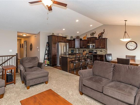 3rd image of 710 SE Driftwood Ln