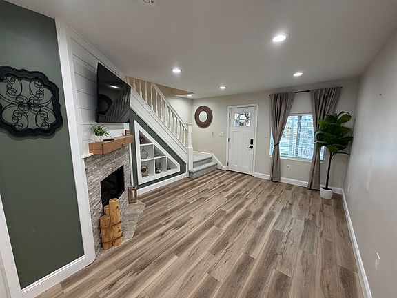 5th image of 110 E Roberts Ave