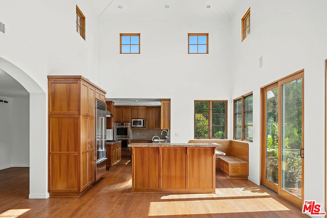 6 bed, 5.5 bath, 4071 sqft, $15,900 — Photo 3