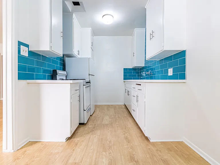 Gayley Manor Apartments — Photo 37