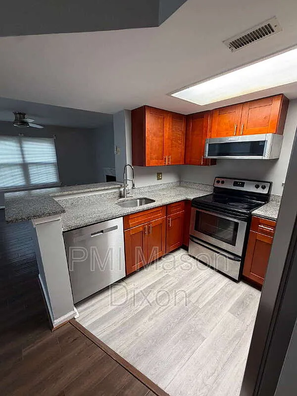 2 bed, 2.0 bath, 876 sqft, $2,100 — Photo 2