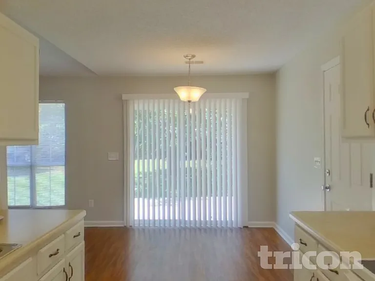 127 Wenlock Cir — Photo 4
