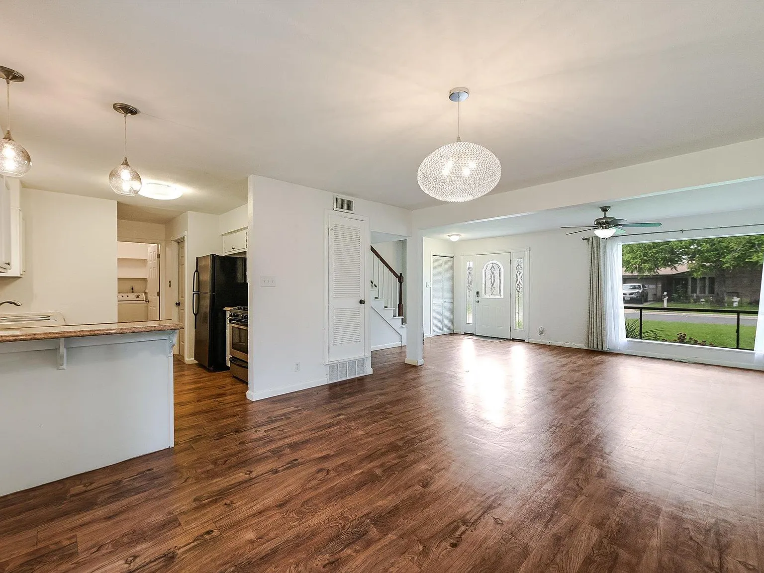 3 bed, 1.5 bath, 1715 sqft, $2,750 — Photo 2