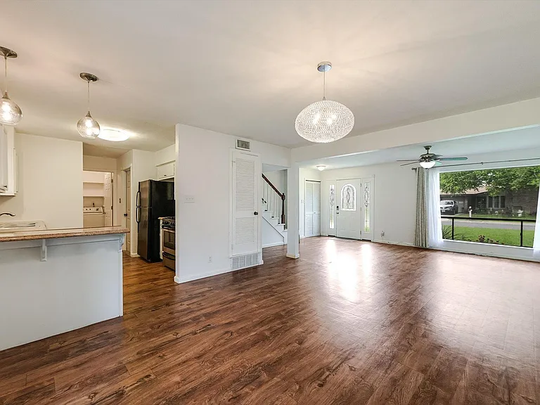 4904 Creekline Dr — Photo 2
