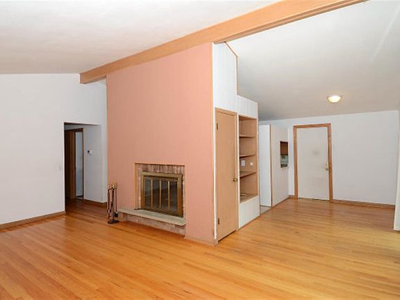4th image of 718 Dearholt Rd