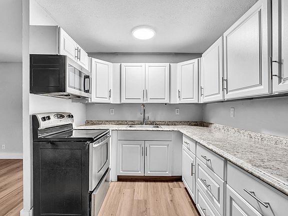 4th image of 232 SE 9th Ave #2