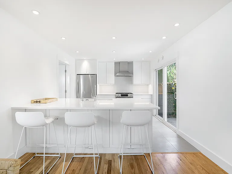 570 Hampton Rd #4 — Photo 4