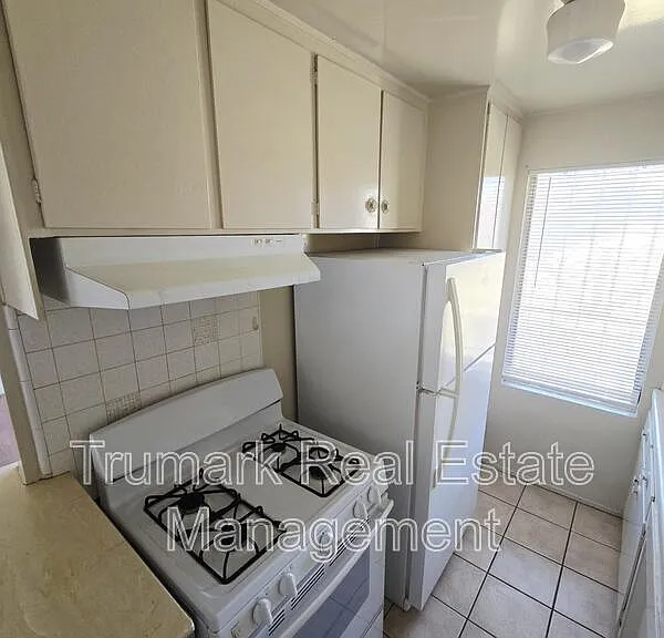 4619 Lexington Ave #5 — Photo 2