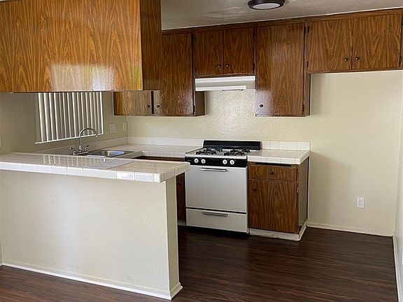 5th image of 820 Broad Ave APT 2