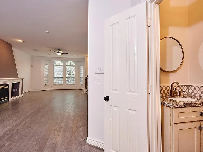 110 E Detering St — Photo 15