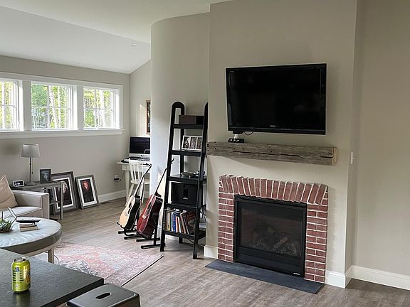 2nd image of 4 Driftwood Ln #4