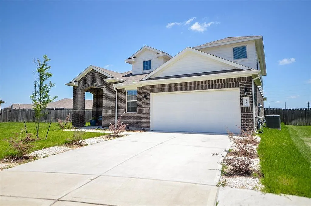 4 bed, 2.5 bath, 2337 sqft, $2,400 — Photo 1
