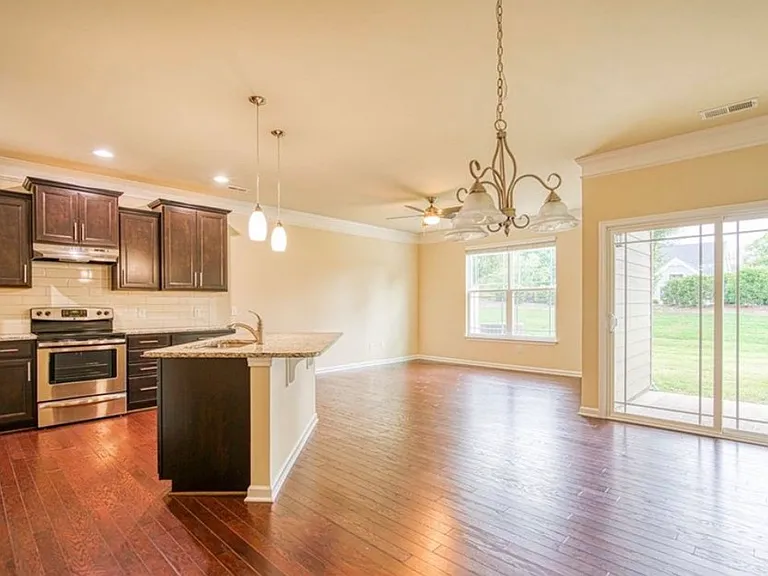 700 Daisy Hill Ln — Photo 5