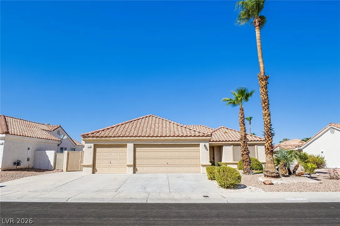 3 bed, 2.0 bath, 1829 sqft, $2,300 — Photo 1