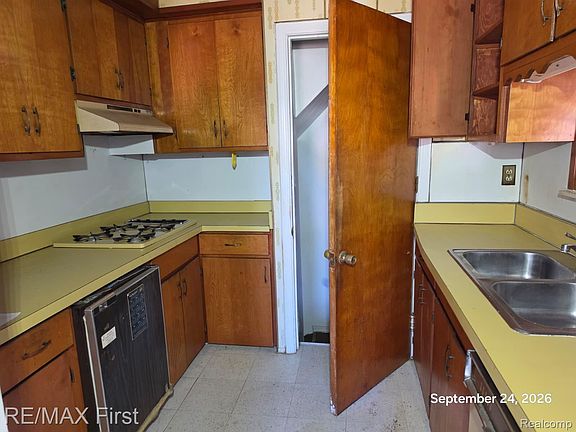 4th image of 19723 Buffalo St