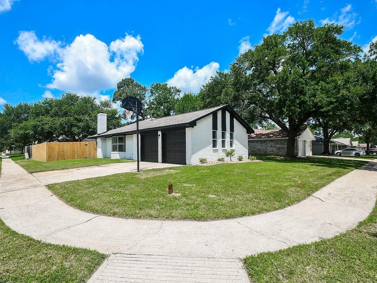 3 bed, 2.0 bath, 1636 sqft, $2,200 — Photo 3