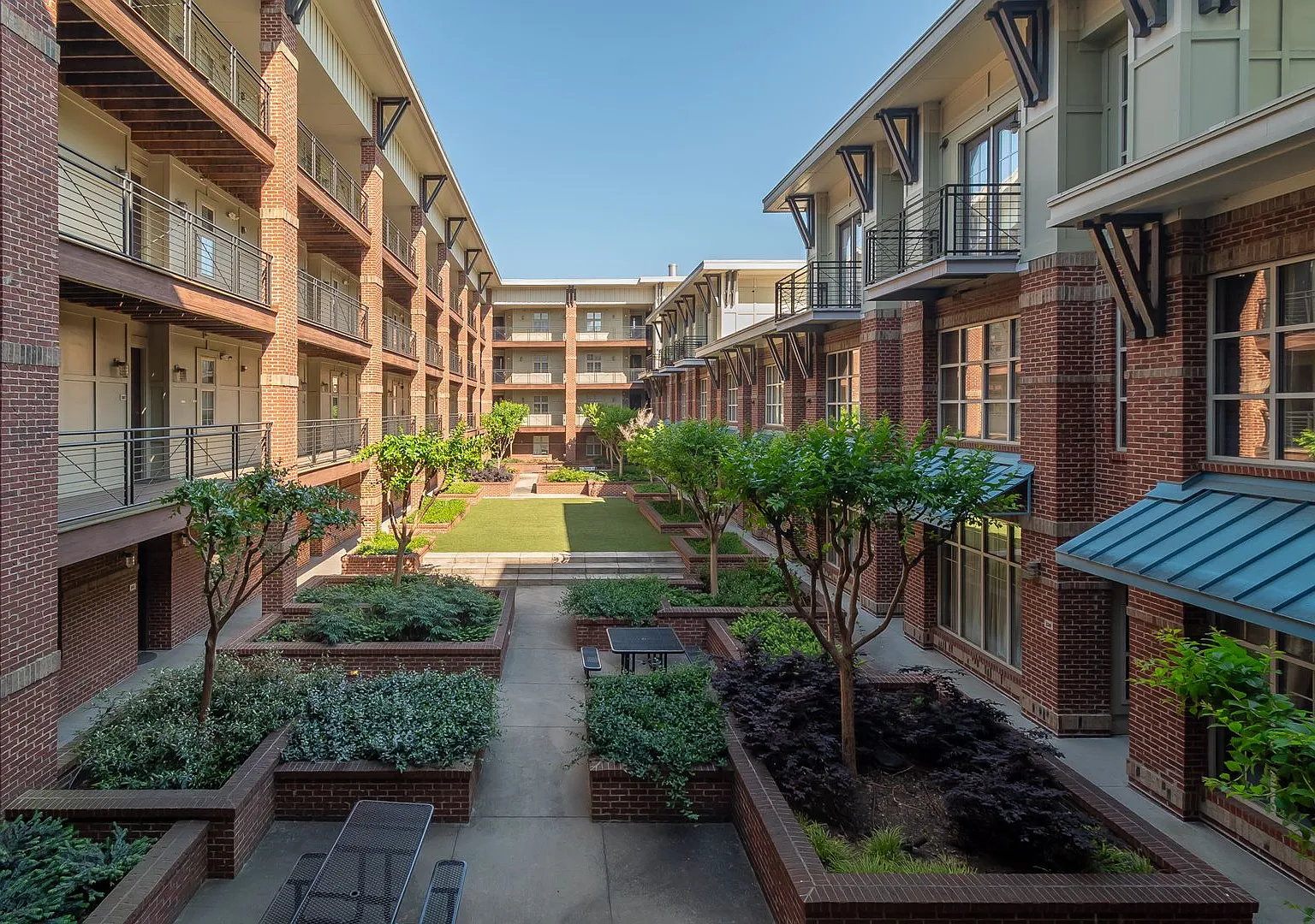 Wonderful 2bd/2bth uptown condo! lots of space in a beautiful building — Photo 3