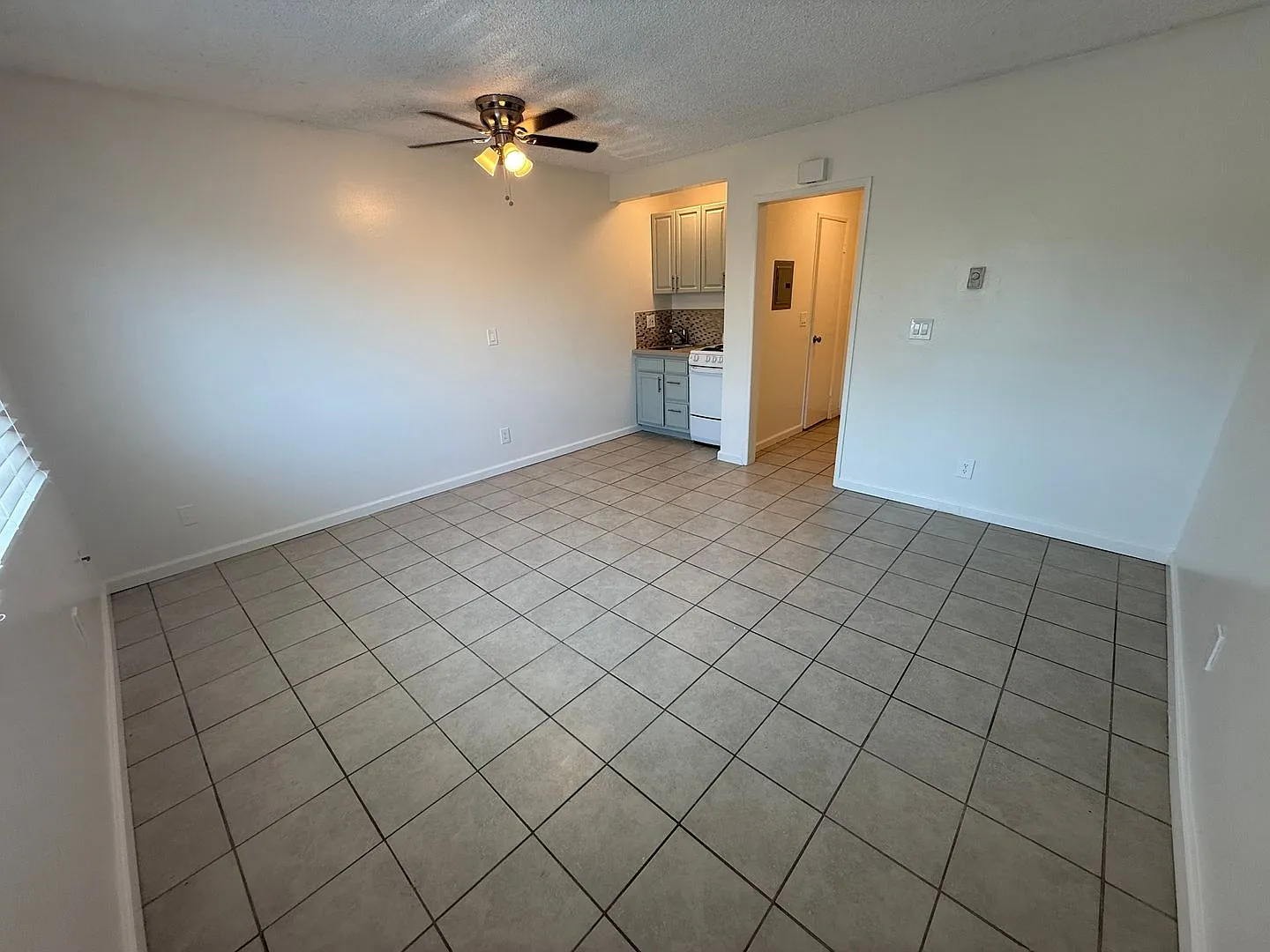 1133 Freeman Ave — Photo 2