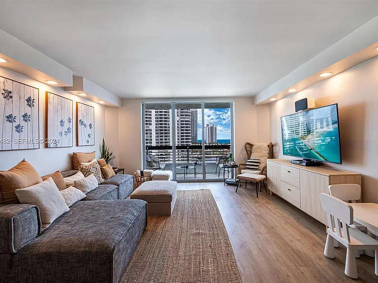 3600 Mystic Pointe Dr #1417 — Photo 4