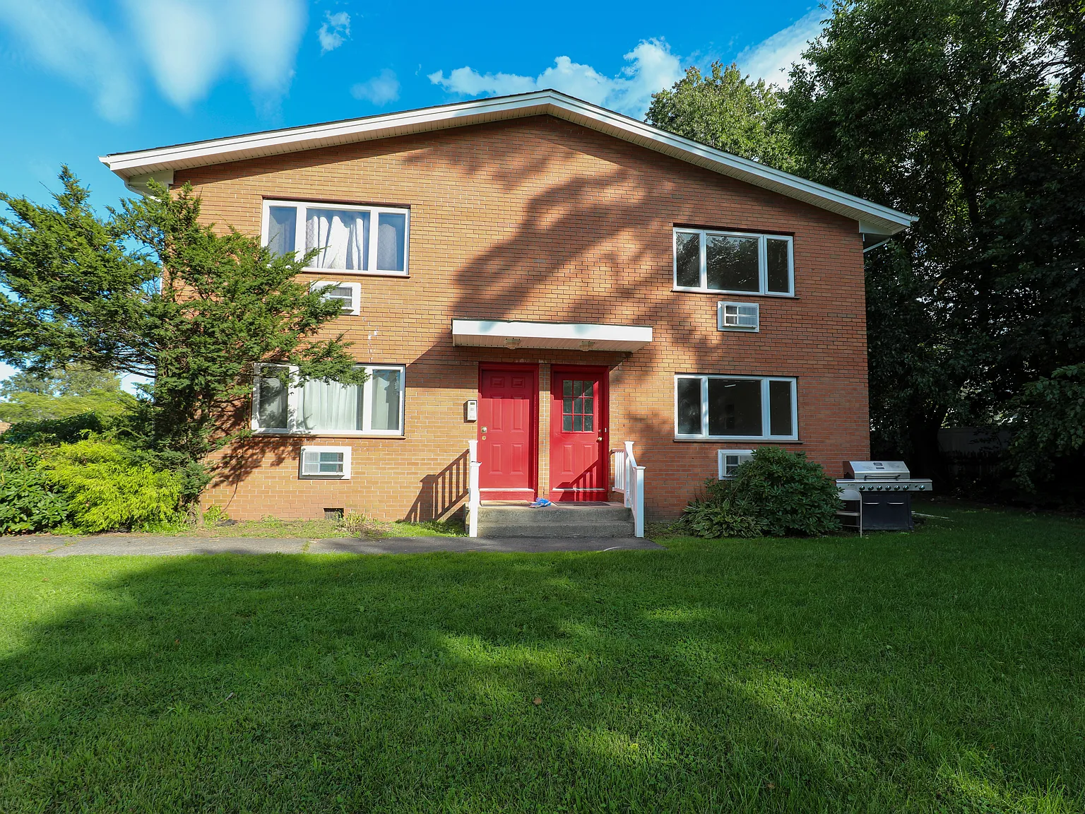 3 bed, 1.5 bath, 1550 sqft, $2,500 — Photo 1