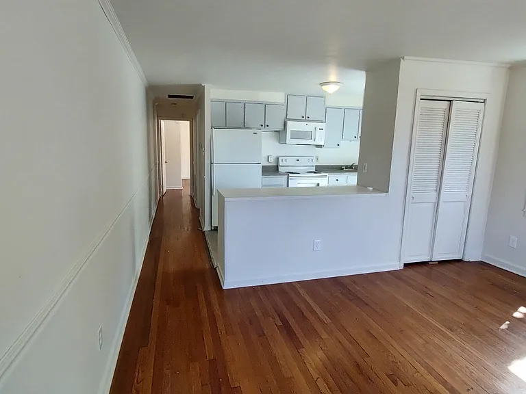 221 N Woodlawn Ave #D — Photo 4