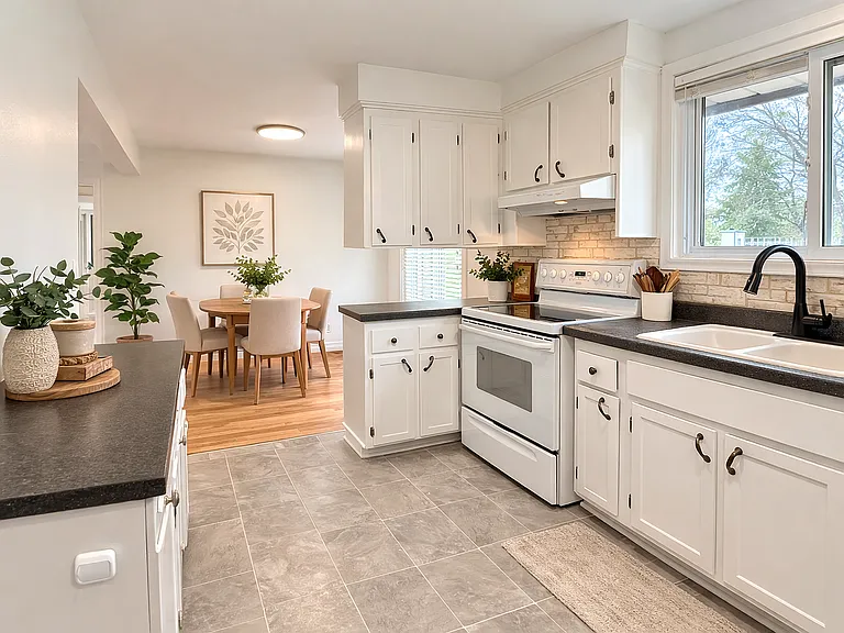 90 Rochelle Dr — Photo 8