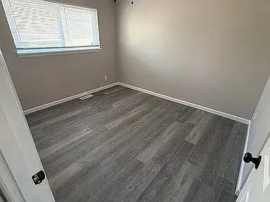 242 Gladys Ave — Photo 6