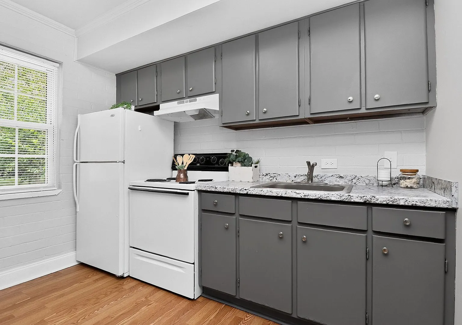 Charming One Bedroom Apartment In The Heart of Plaza Midwood! — Photo 2