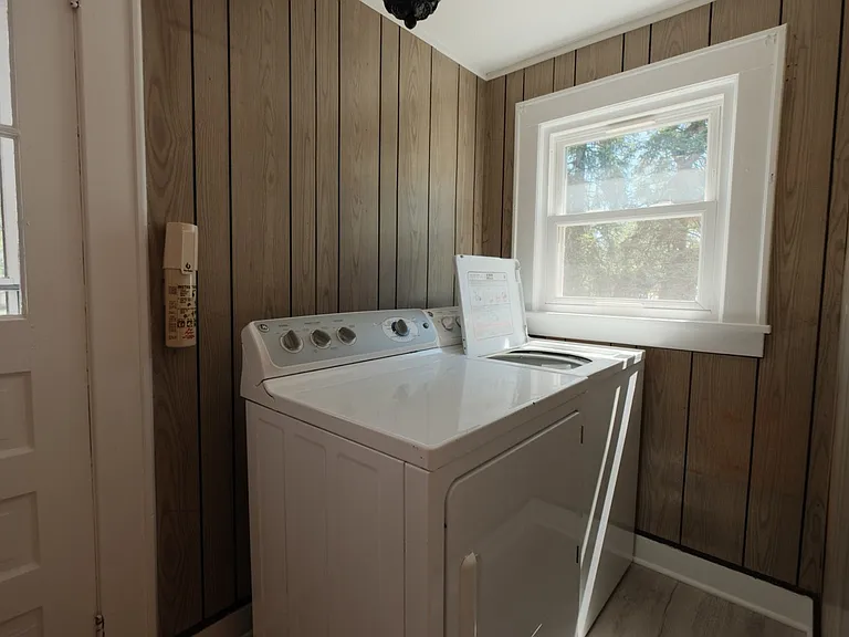304 E Elm St — Photo 20