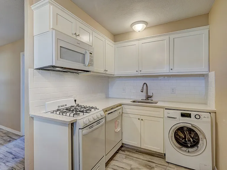 3131 N May Ave — Photo 5