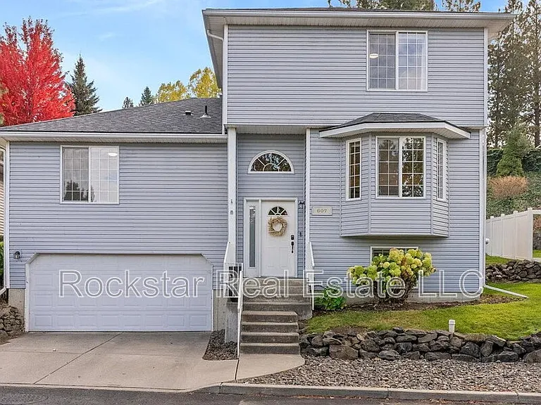 607 W Persimmon Ln — Photo 1